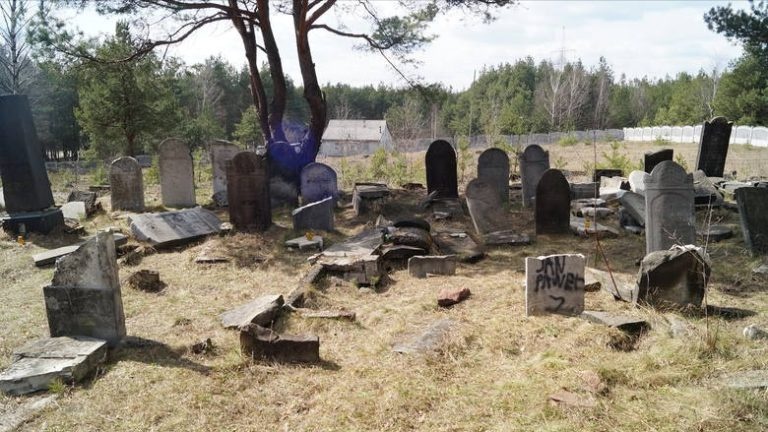 Вандалы разбили 15 еврейских надгробий в Польше
